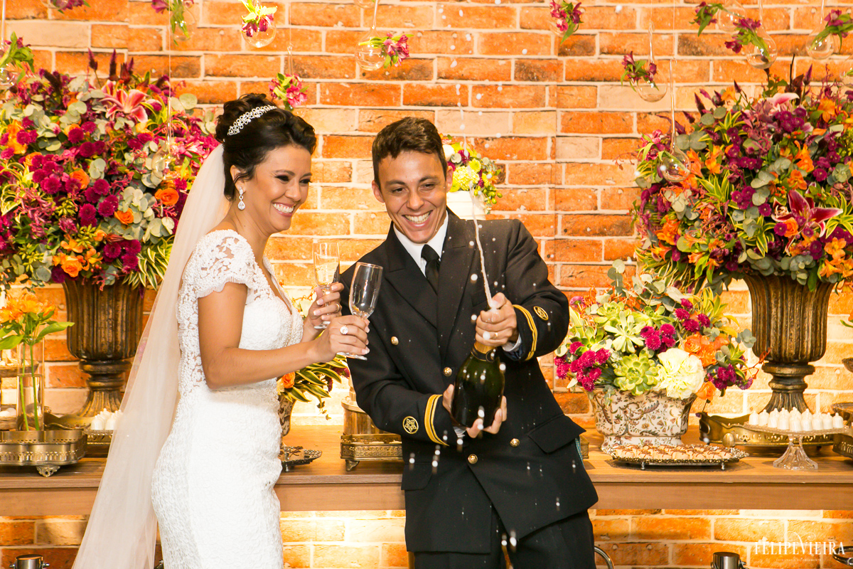 noivo estourando o champanhe com felicidade e servindo a noiva em foto feita por felipe vieira fotografo de casamentos em guarapari