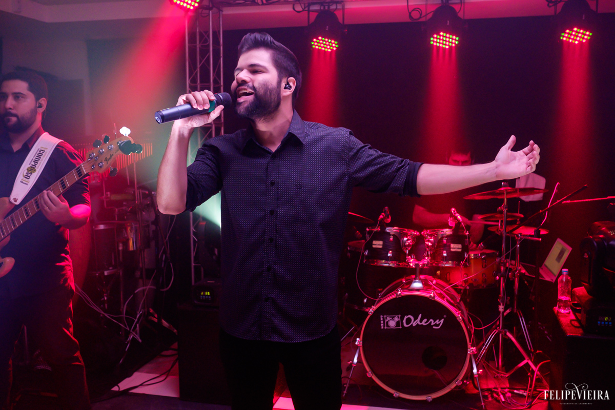 cantor agitando a festa do casamento da Hellenn e do Felipe em foto feita por felipe vieira fotografo de casamentos em guarapari