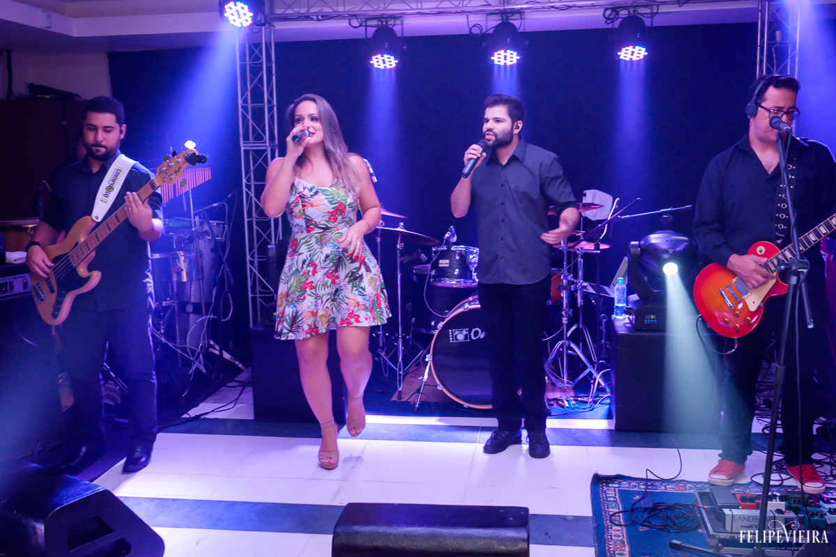 Banda agitando a festa com muita música no hotel porto do sol em foto feita por felipe vieira fotografo de casamentos em guarapari