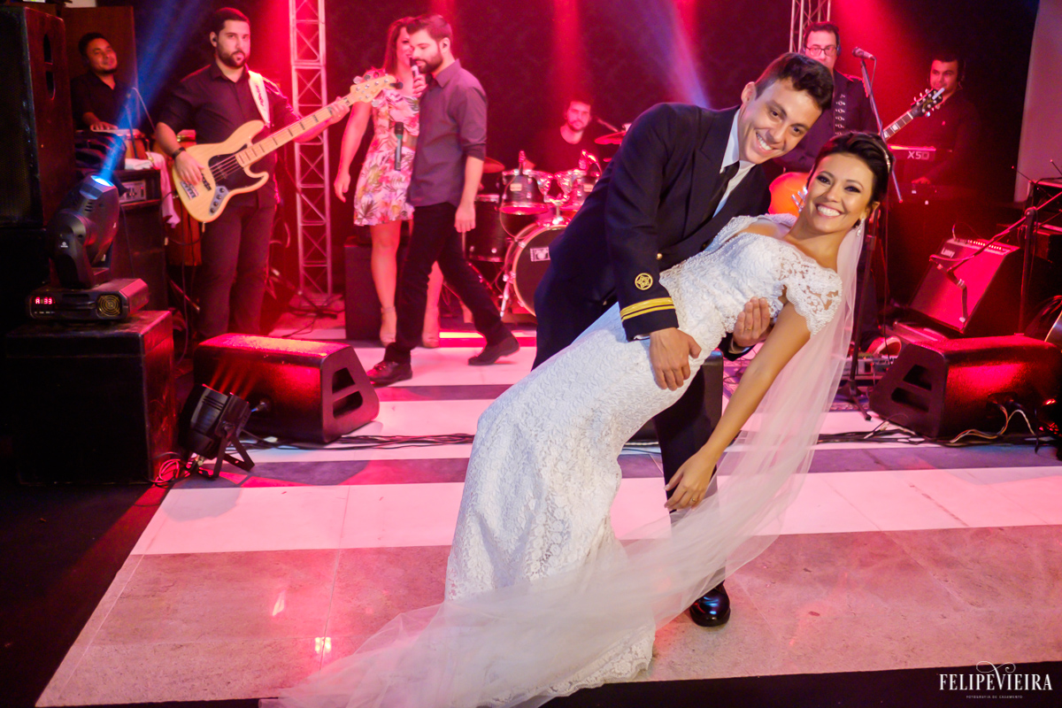 noivos posados com noivo segurando ela pela cintura enquanto finalizam a dança em foto feita por felipe vieira fotografo de casamentos em guarapari