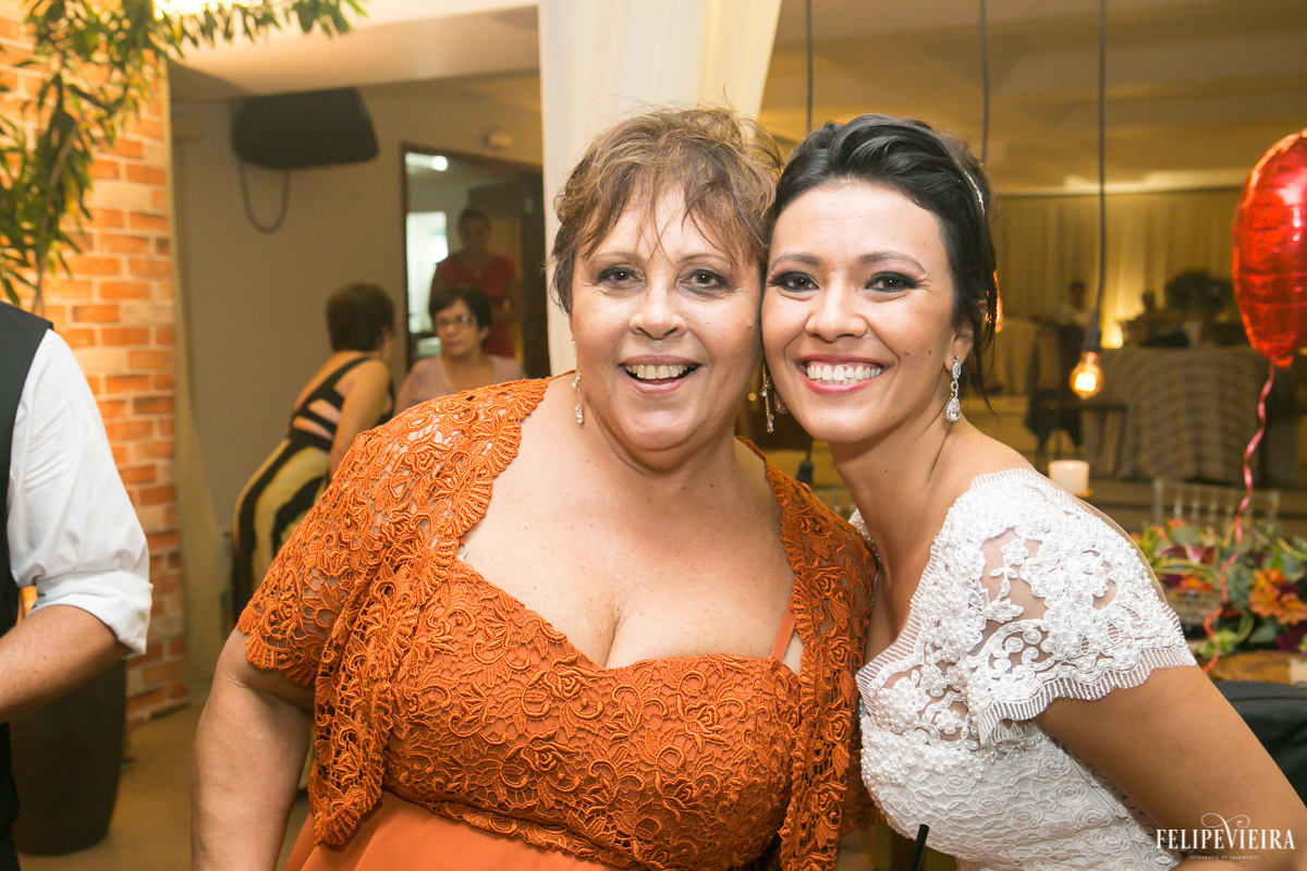 noiva posando para foto com a sogra e sorrindo na festa em foto feita por felipe vieira fotografo de casamentos em guarapari