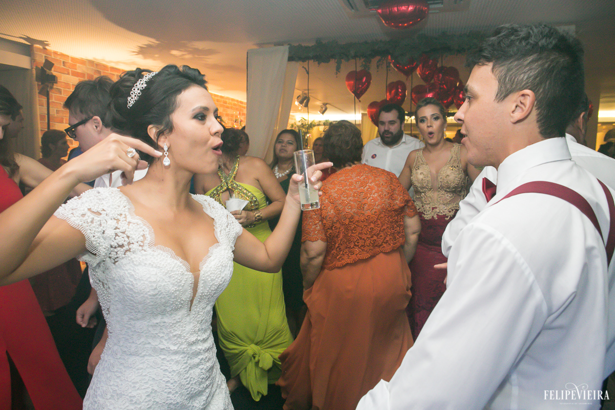 noiva e noivo na pista de dança alegres e se divertindo com as danças em foto feita por felipe vieira fotografo de casamentos em guarapari