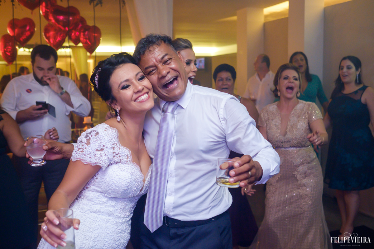 noiva com seu pai abraçados e sorrindo na pista de dança em foto feita por felipe vieira fotografo de casamentos em guarapari