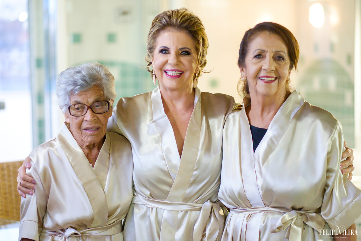 Mães dos noivos e avó se arrumando para a cerimônia no hotel porto do sol em foto feita por felipe vieira fotografo de casamentos em guarapari