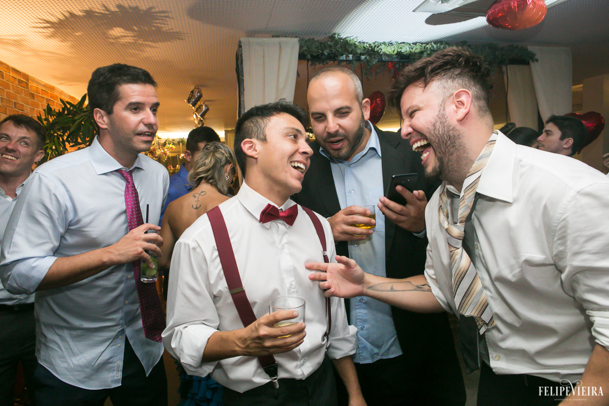 noivo com seus amigo conversando e rindo na pista de dança V