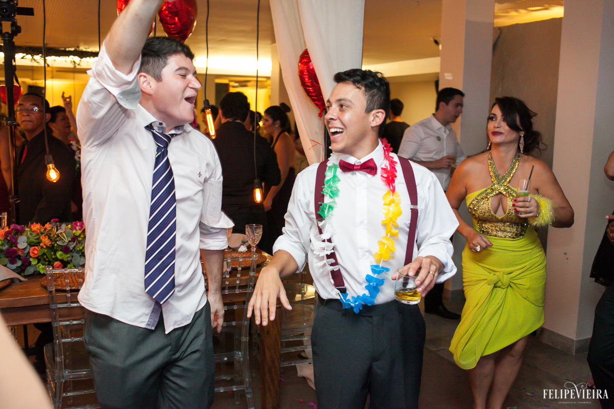 padrinho do noivo cantando feliz enquanto o olha e sorri em foto feita por felipe vieira fotografo de casamentos em guarapari