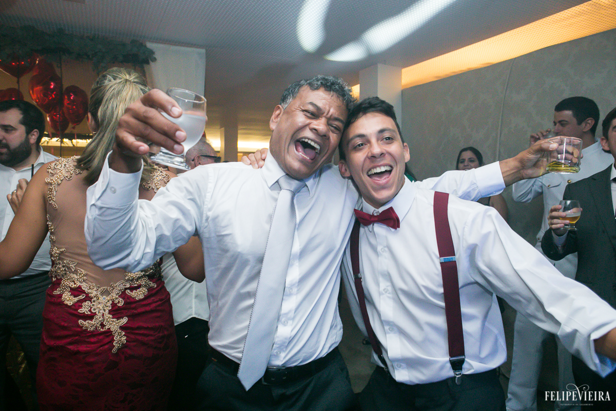 noivo com o sogro rindo e se alegrando na pista de dança em foto feita por felipe vieira fotografo de casamentos em guarapari