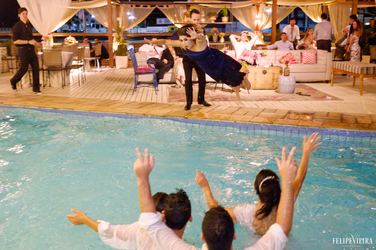 amiga da noiva se juntando a eles dentro da piscina no final da festa em foto feita por felipe vieira fotografo de casamentos em guarapari