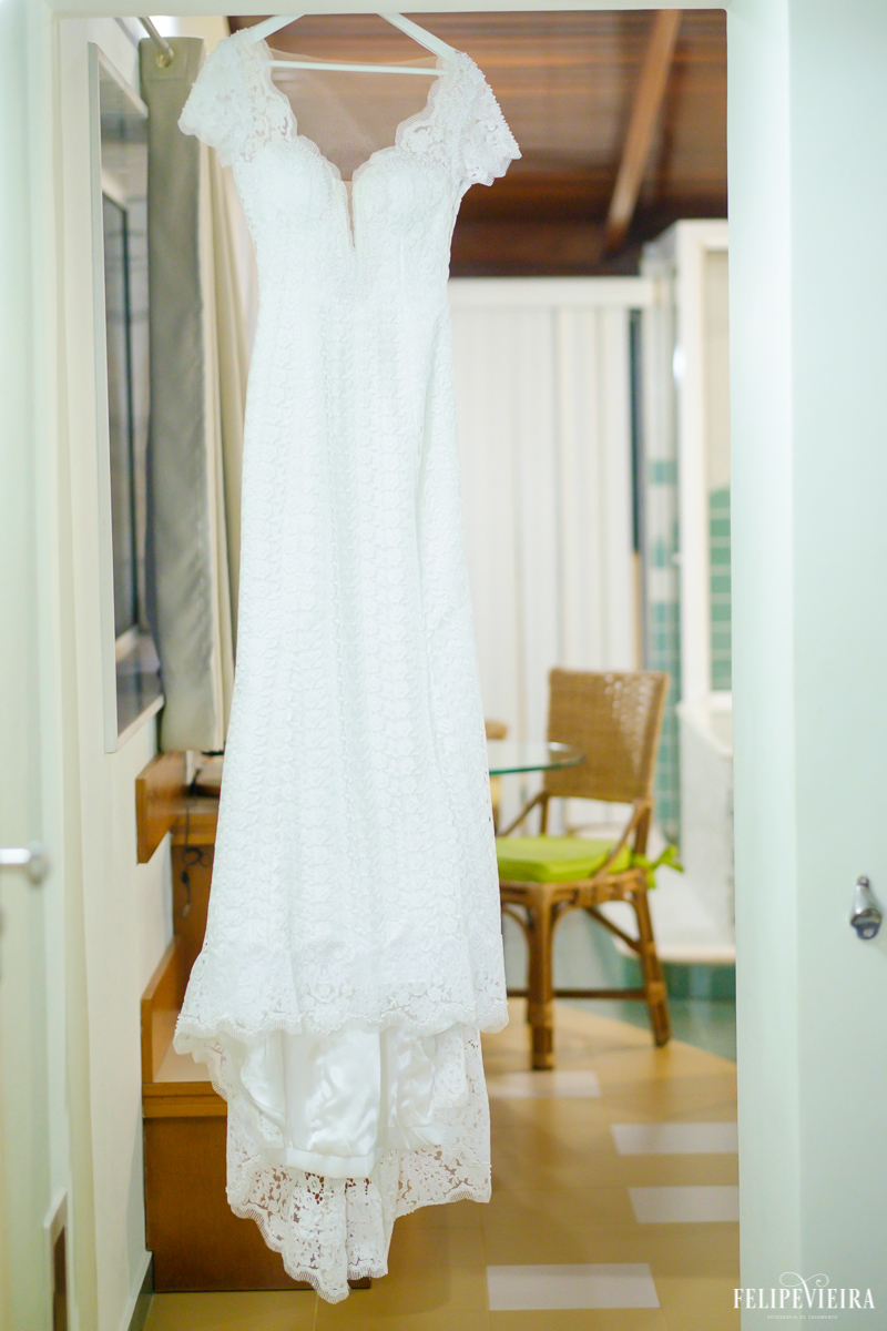 Detalhes do vestido da noiva pendurado no quarto em foto feita por felipe vieira fotografo de casamentos em guarapari