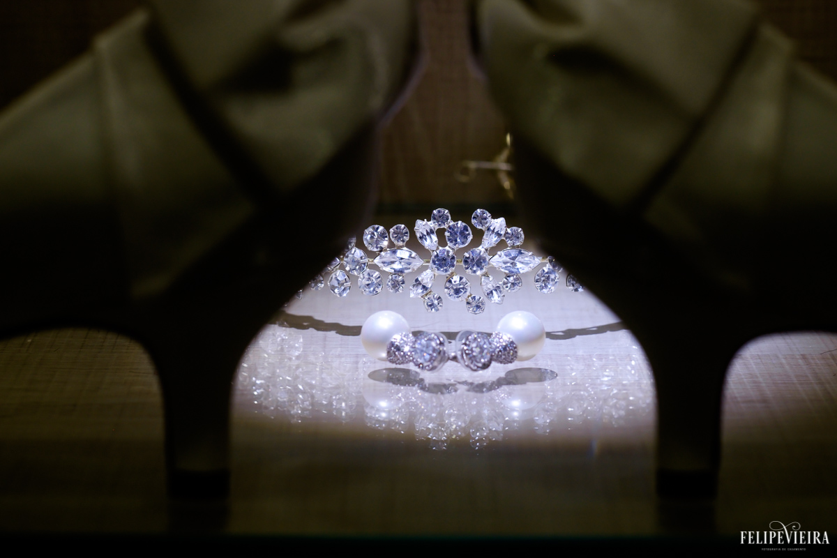 Detalhe dos brincos do crucifixo e sapatos da noiva foto feita por felipe vieira fotografo de casamentos em guarapari