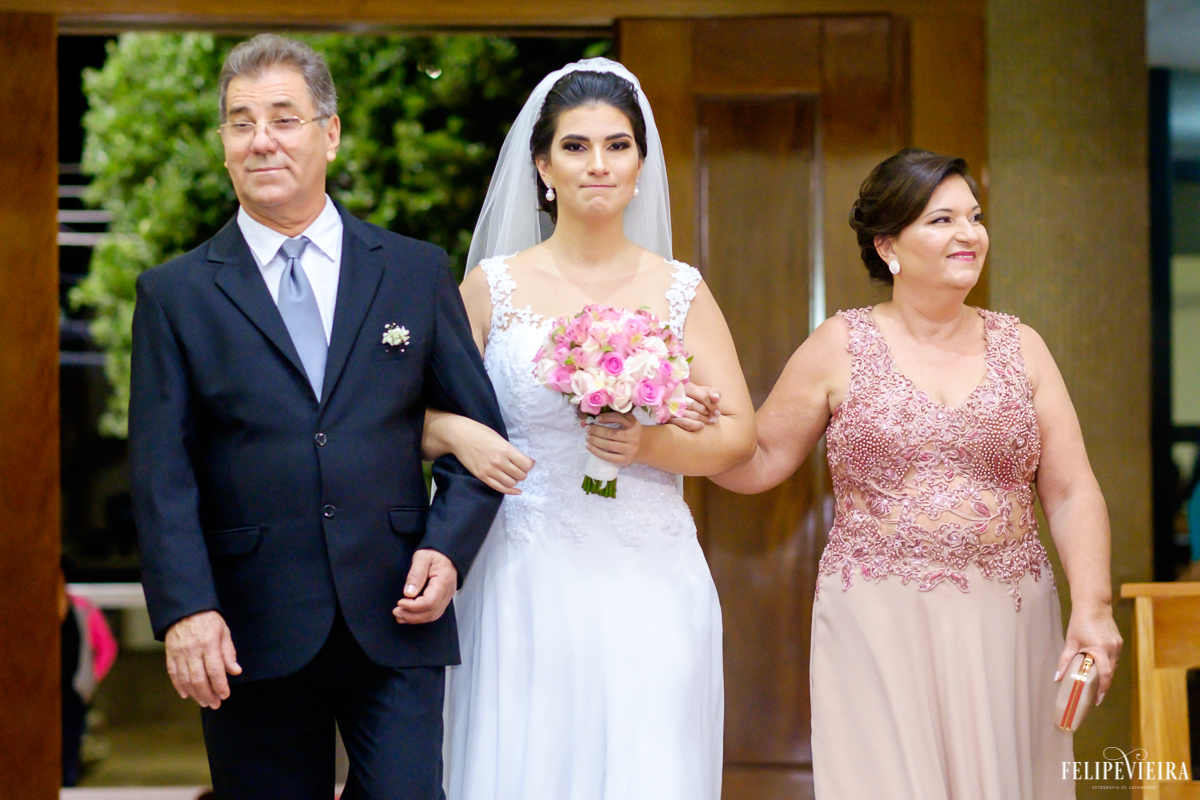 Noiva entrando com seus pais na igreja para a cerimônia foto feita por felipe vieira fotografo de casamentos em guarapari