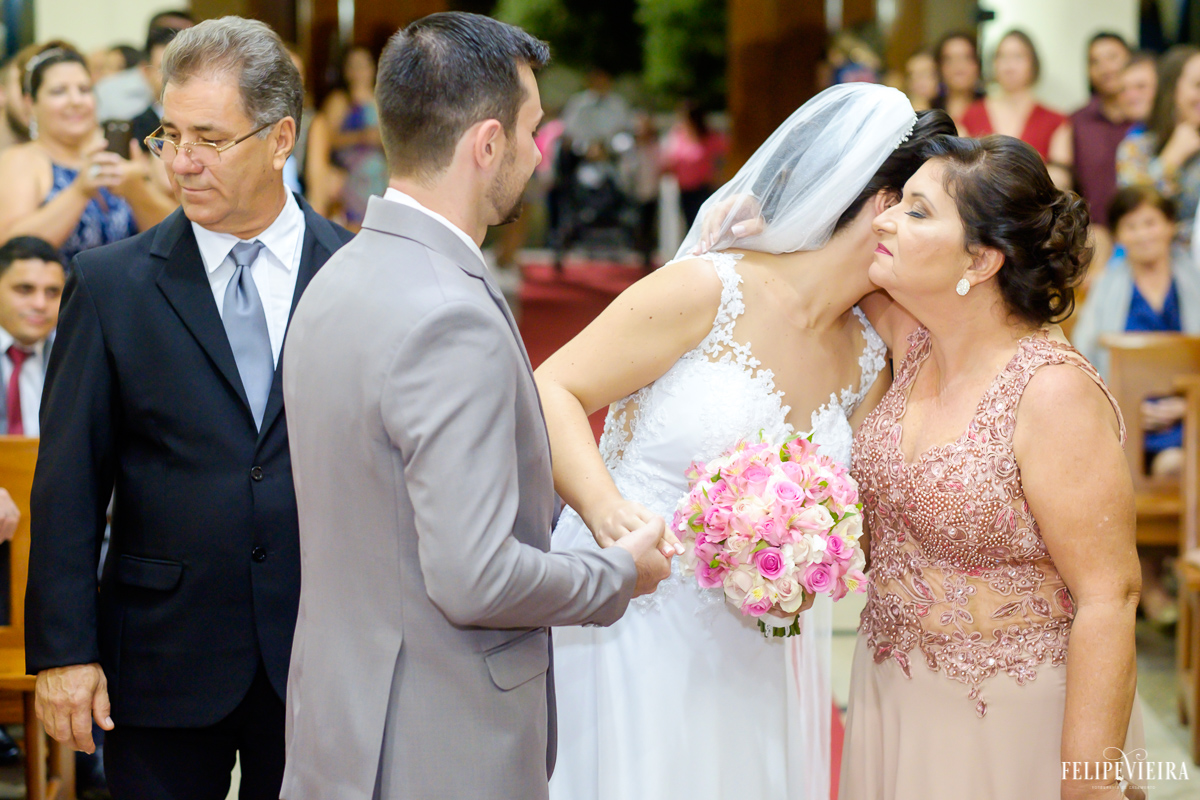 Noiva sendo entregue pelos seus pais para o seu noivo no altar foto feita por felipe vieira fotografo de casamentos em guarapari