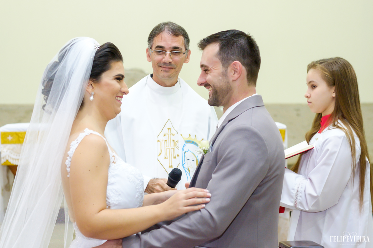 Noivos se abraçando e sorrindo no altar ao fazerem os votos foto feita por felipe vieira fotografo de casamentos em guarapari