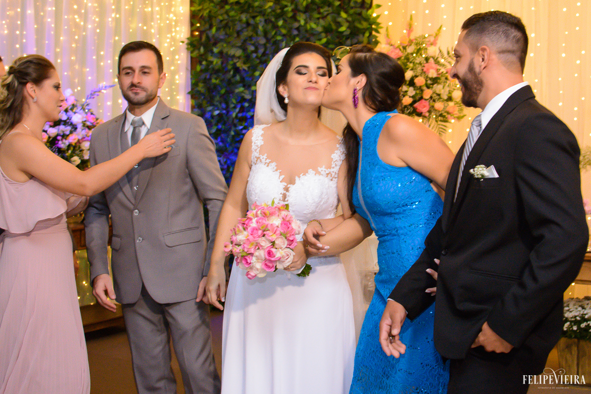 Noivos recepcionando convidados na festa foto feita por felipe vieira fotografo de casamentos em guarapari