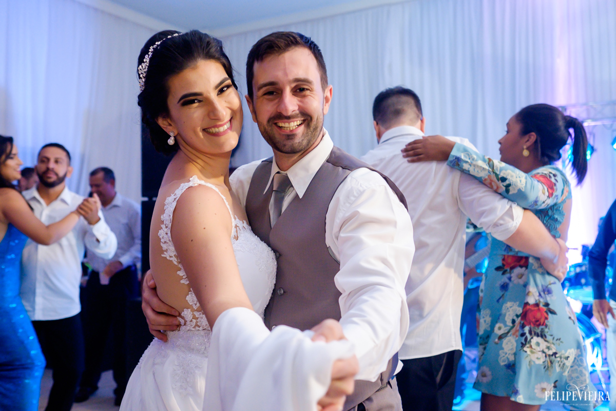 Noivos fazendo sua primeira dança juntos depois de casados foto feita por felipe vieira fotografo de casamentos em guarapari