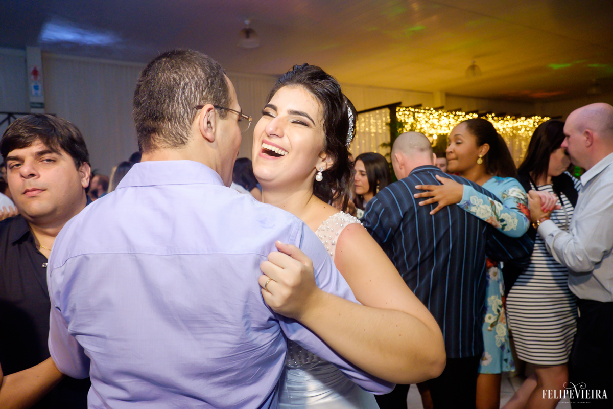 Noiva dançando com convidados e se divertindo na festa foto feita por felipe vieira fotografo de casamentos em guarapari