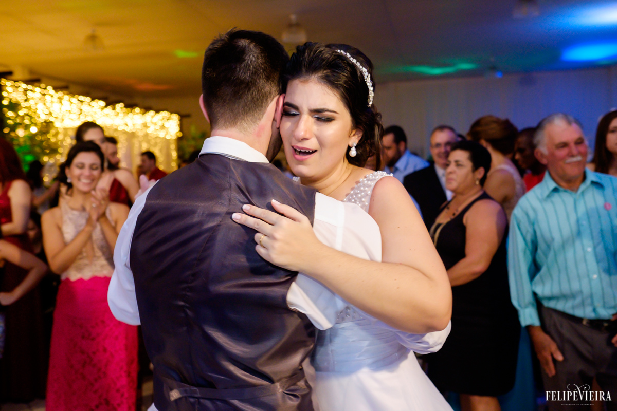 Noiva dançando com seu marido e abraçados na pista de dança foto feita por felipe vieira fotografo de casamentos em guarapari