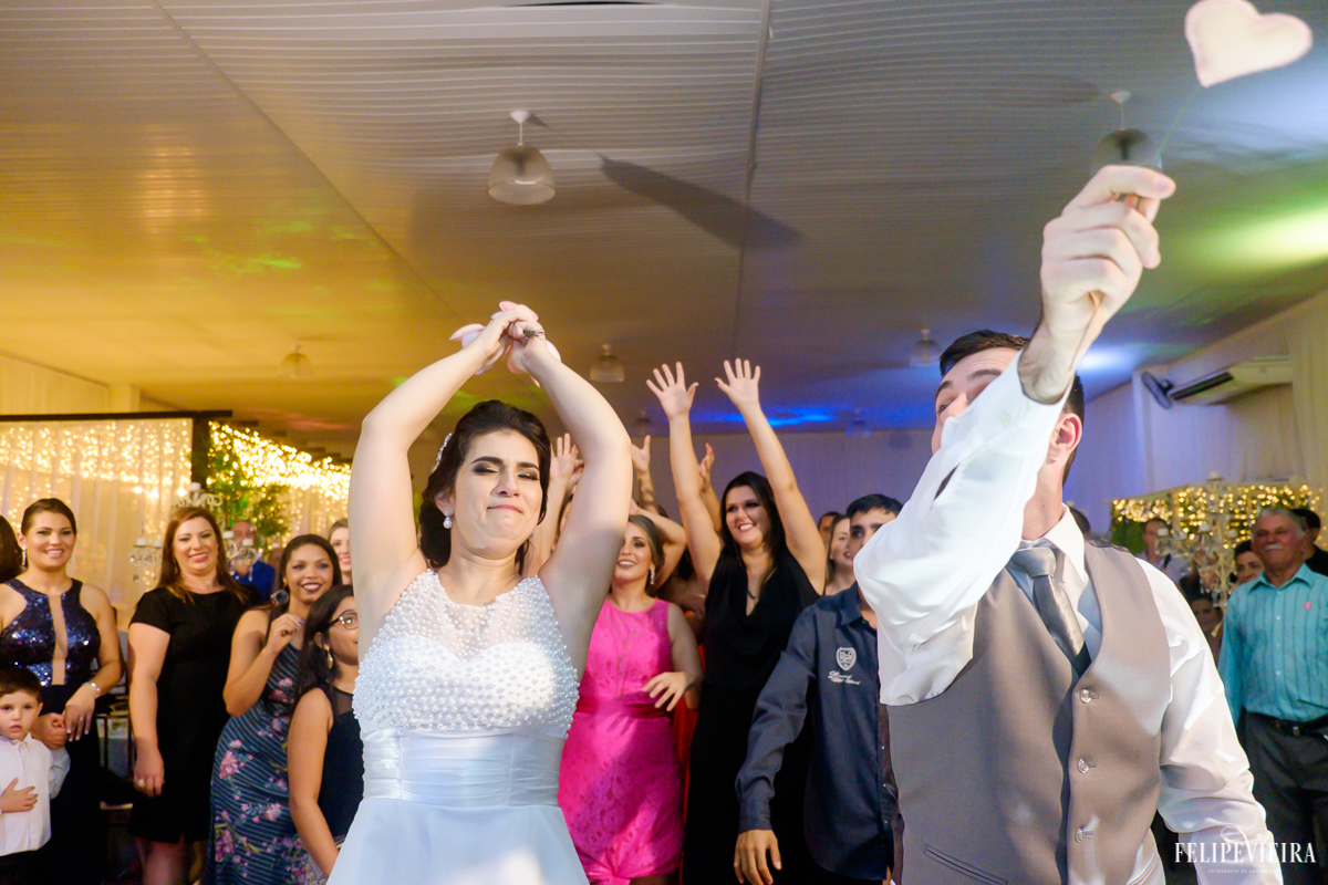 noiva jogando o buquê para madrinhas foto feita por felipe vieira fotografo de casamentos em guarapari