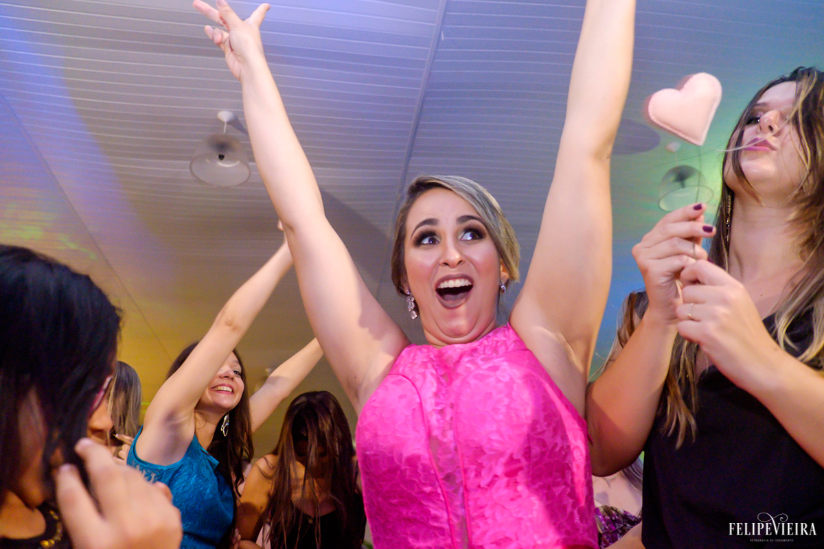 foto da madrinha que pegou o buquê feliz por ter conseguido foto feita por felipe vieira fotografo de casamentos em guarapari