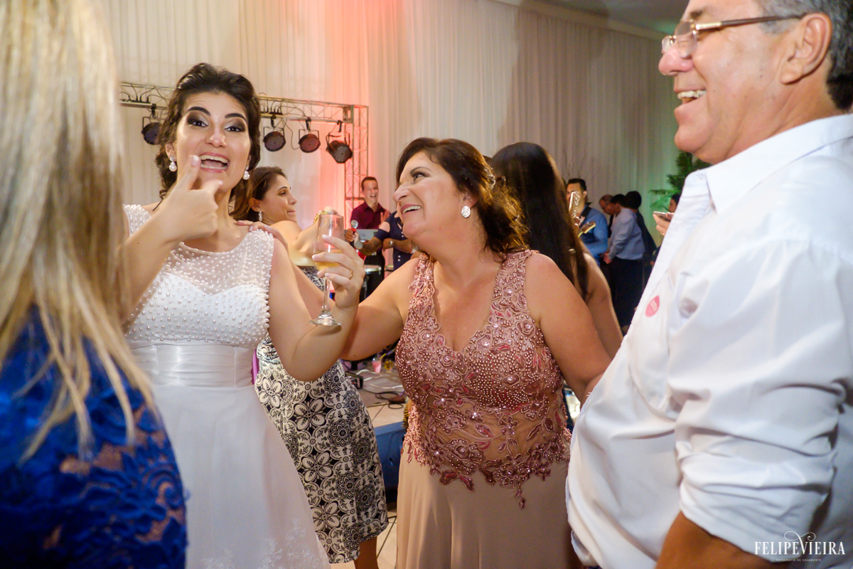 Noiva feliz conversando e se divertindo na festa foto feita por felipe vieira fotografo de casamentos em guarapari