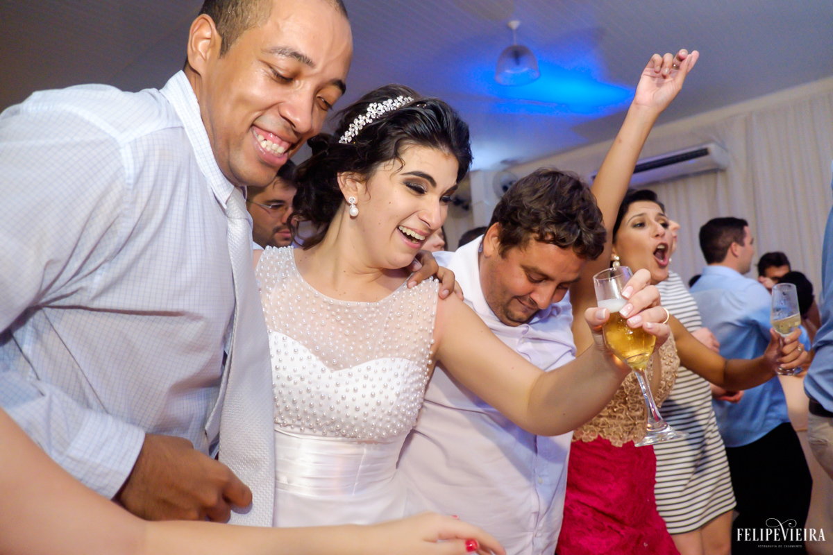 Noiva se divertindo na pista de dança foto feita por felipe vieira fotografo de casamentos em guarapari