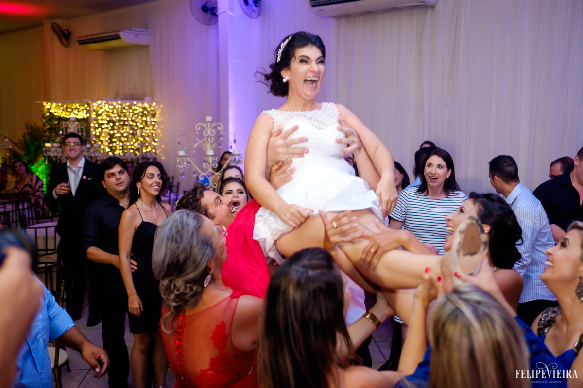 Noiva sendo jogada para cima pelas madrinhas foto feita por felipe vieira fotografo de casamentos em guarapari