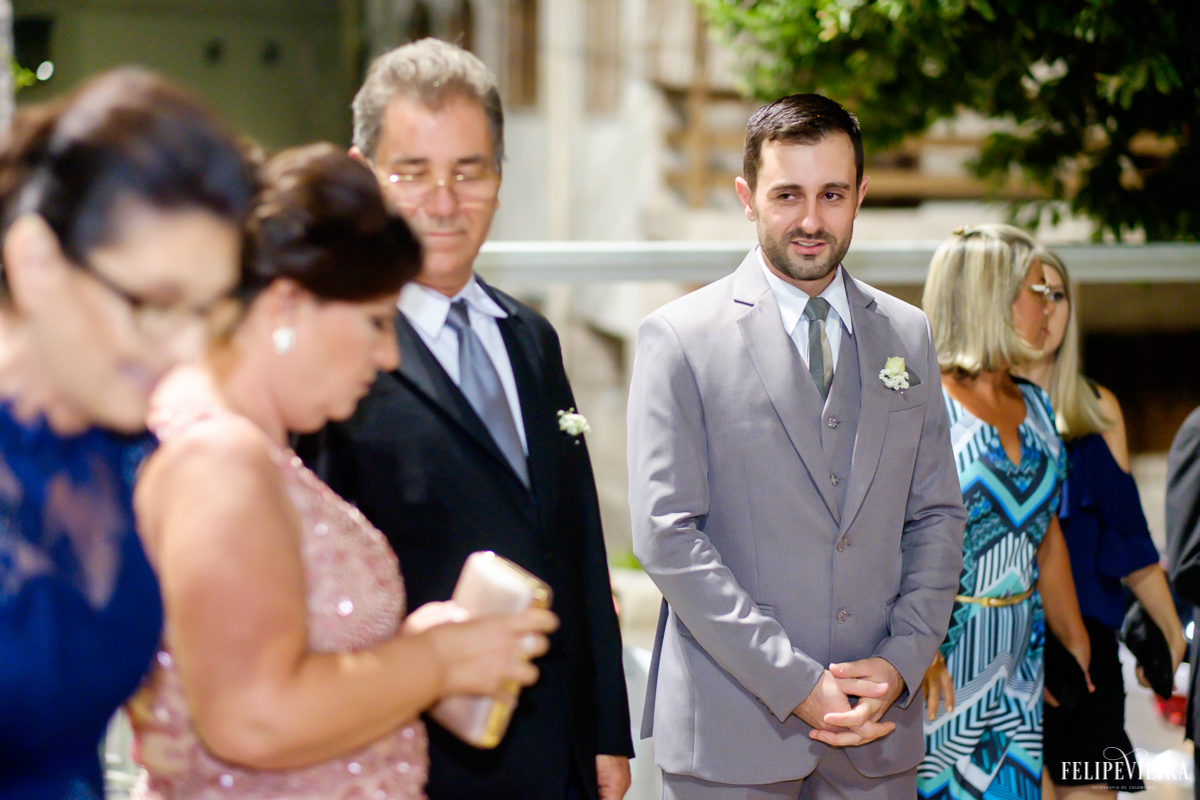 noivo na igreja São Pedro a espera do início do casamento foto feita por felipe vieira fotografo de casamentos em guarapari