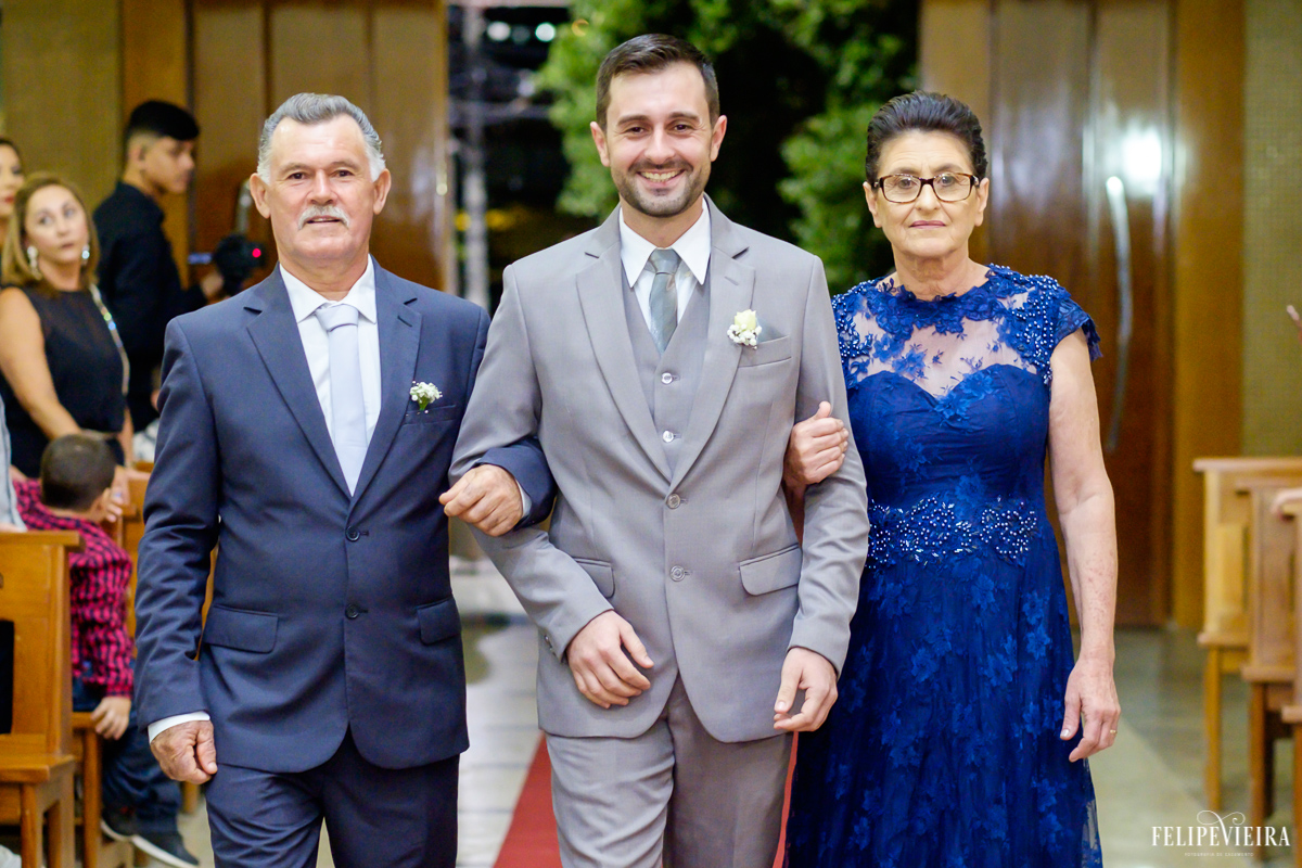 Noivo entrando com seus pais na paróquia de são pedro foto feita por felipe vieira fotografo de casamentos em guarapari