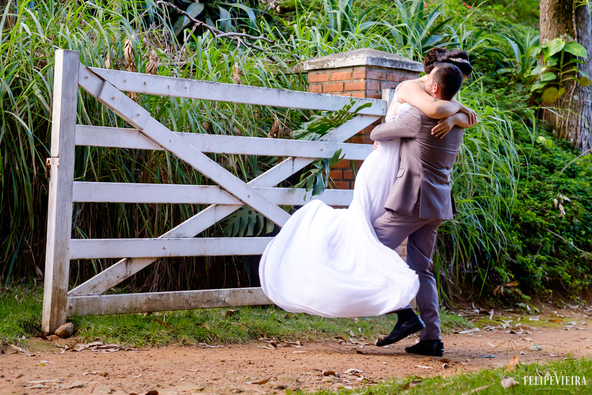 vestido da noiva ao vento enquanto noivo a gira foto feita por felipe vieira fotografo de casamentos em guarapari