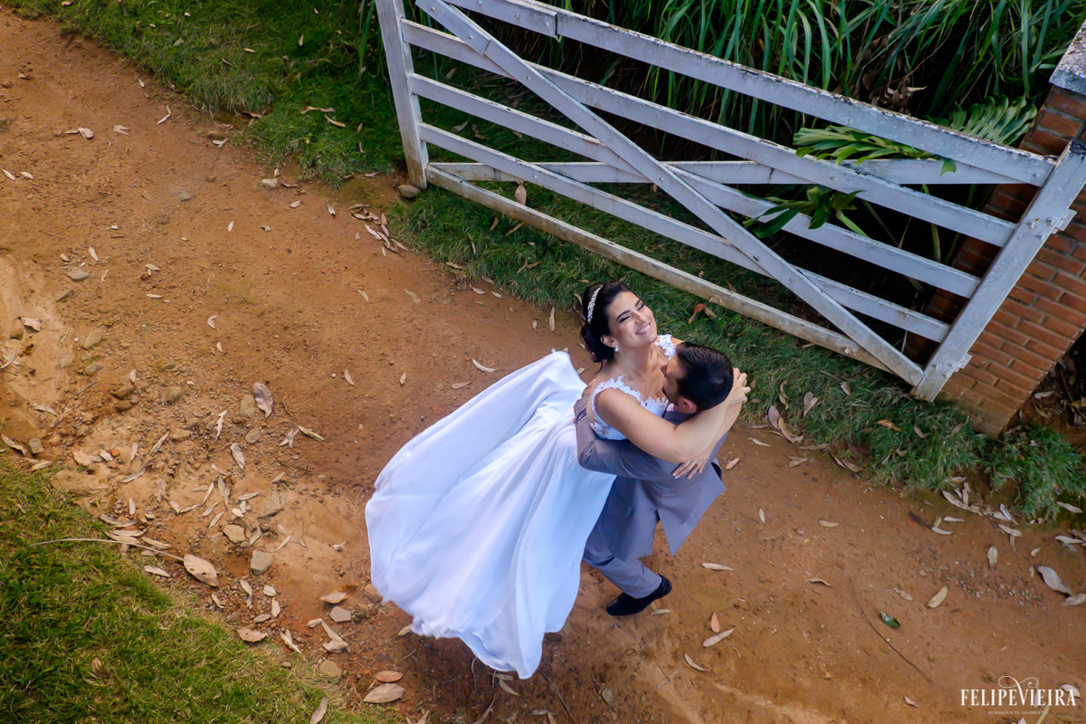 noivos abraçados felizes foto feita por felipe vieira fotografo de casamentos em guarapari