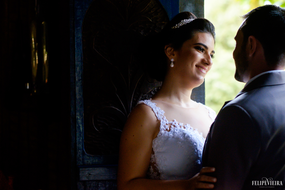 noivos abraçados e sorrindo um ao outro foto feita por felipe vieira fotografo de casamentos em guarapari
