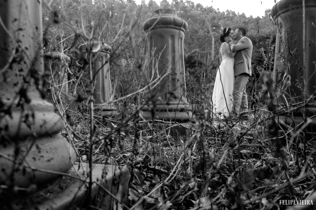 noivos em meio a ruínas em foto em preto e branco foto feita por felipe vieira fotografo de casamentos em guarapari