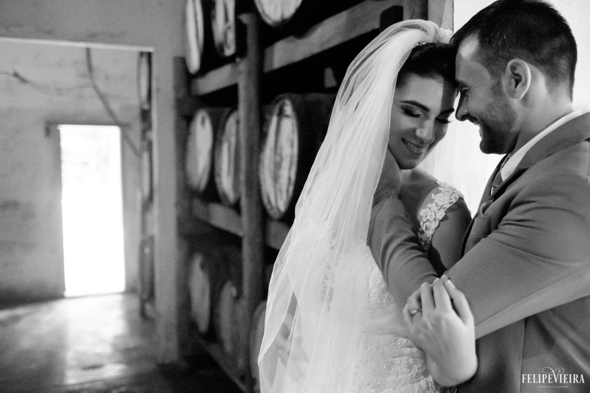 Noivos com a testa encostada em foto em preto e branco foto feita por felipe vieira fotografo de casamentos em guarapari