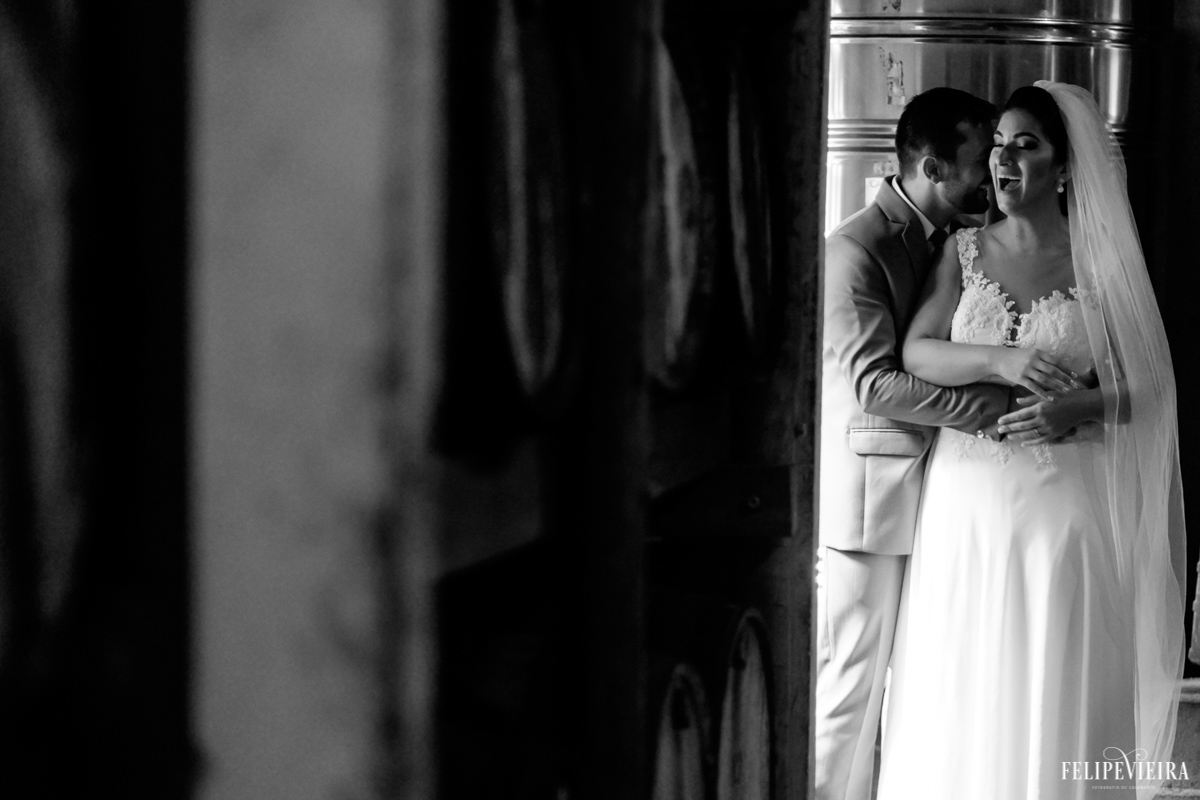 Noivo abraçando noiva que sorri contente foto feita por felipe vieira fotografo de casamentos em guarapari