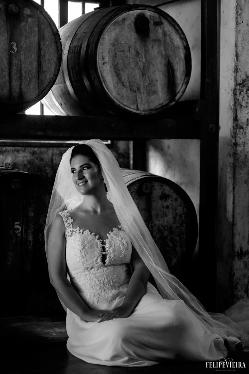 foto da noiva com o véu jogado pelo ombro em foto em preto e branco foto feita por felipe vieira fotografo de casamentos em guarapari