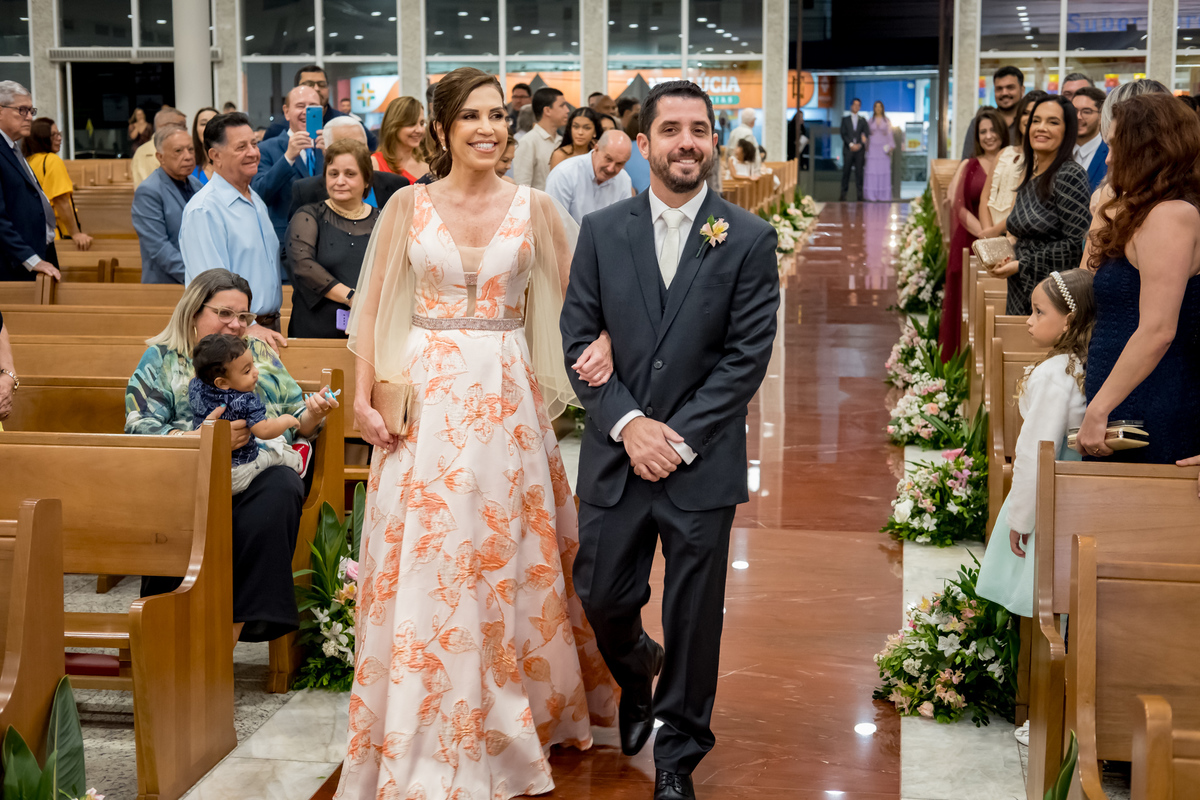 entrada do noivo com sua mãe fotografia de casamento em Guarapari