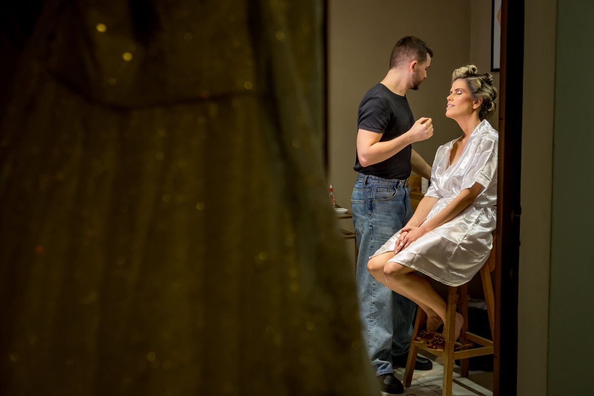 Maquiagem de noiva impecável realçando a beleza natural no dia especial.