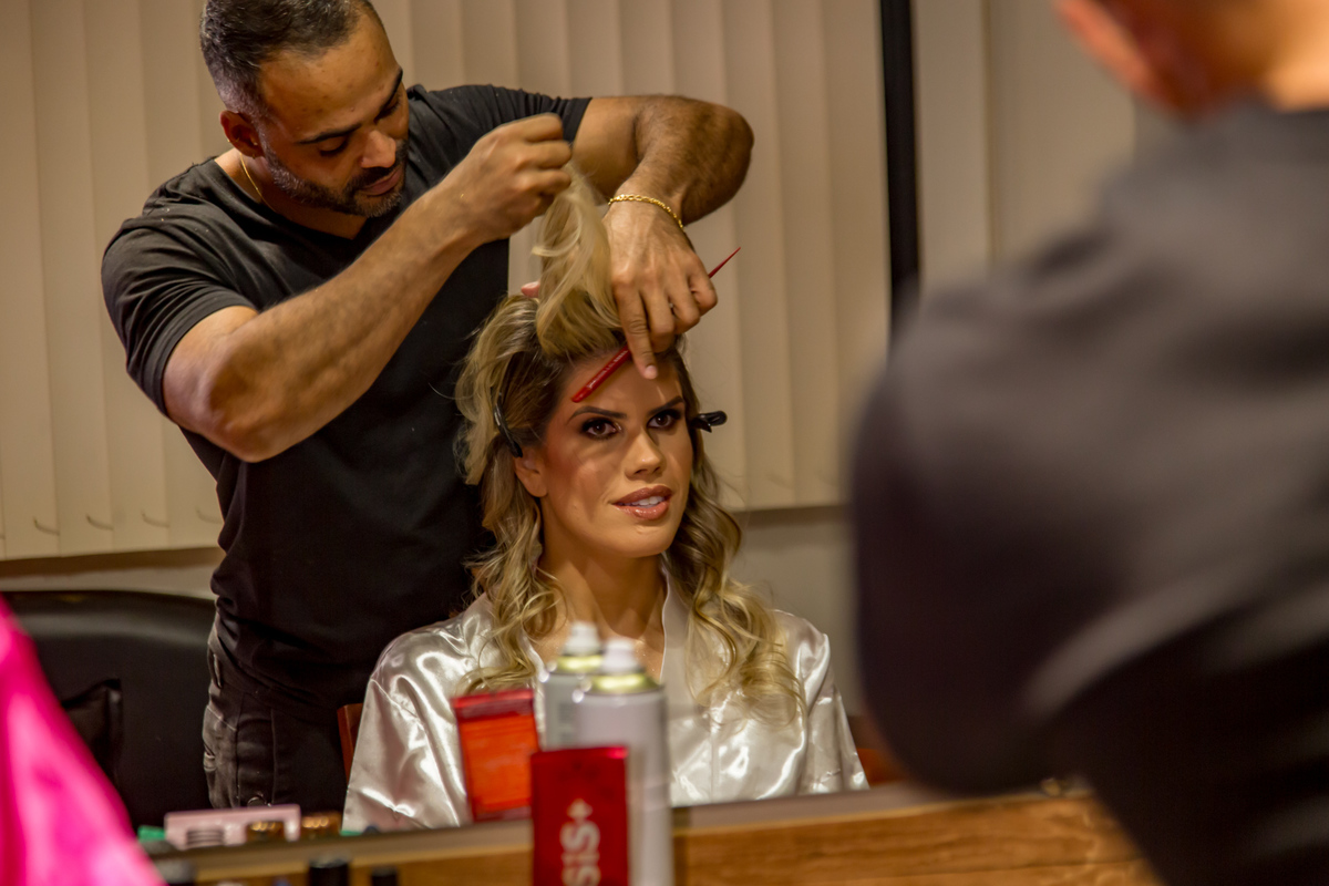 Capturando a emoção no making of da noiva: cada detalhe do vestido sendo ajustado.