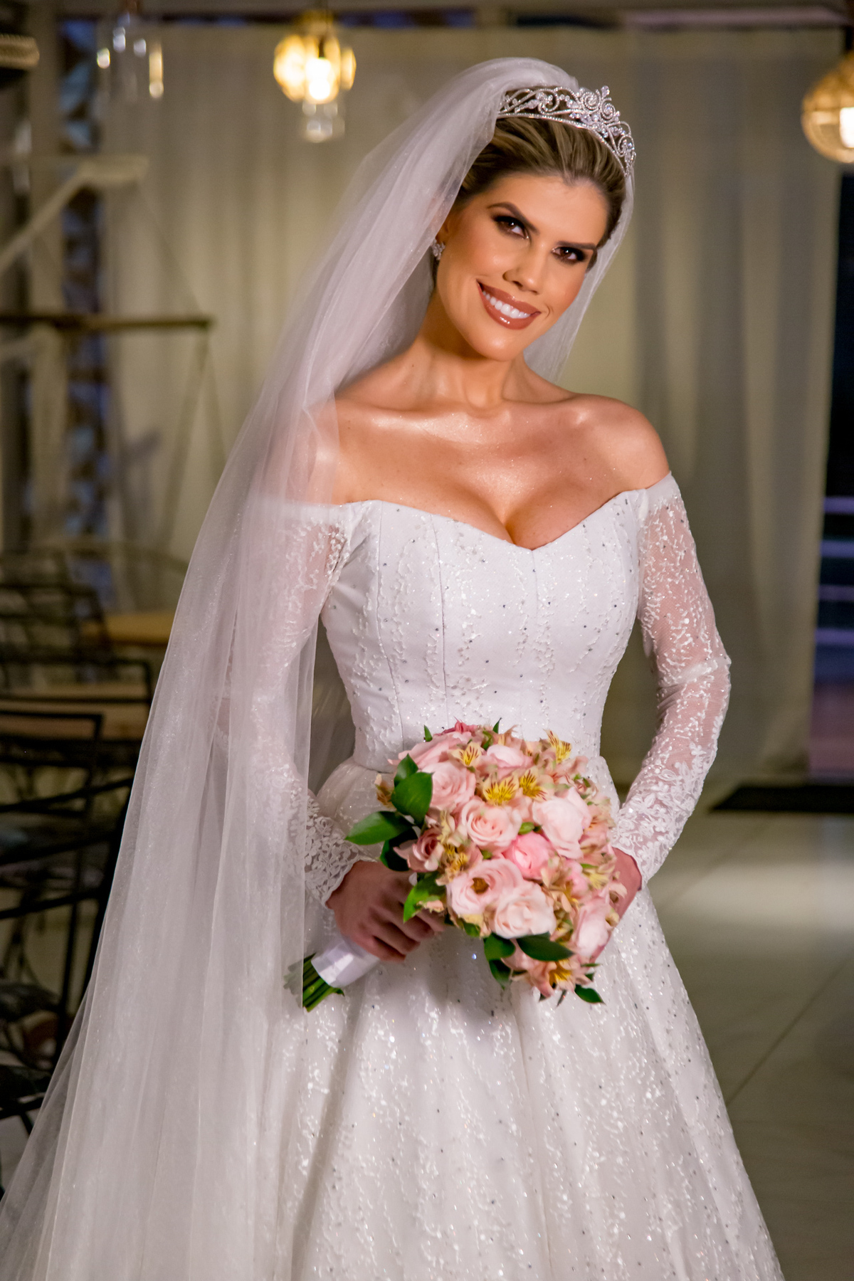 Vestido da noiva com rendas detalhadas, pronto para o grande momento.