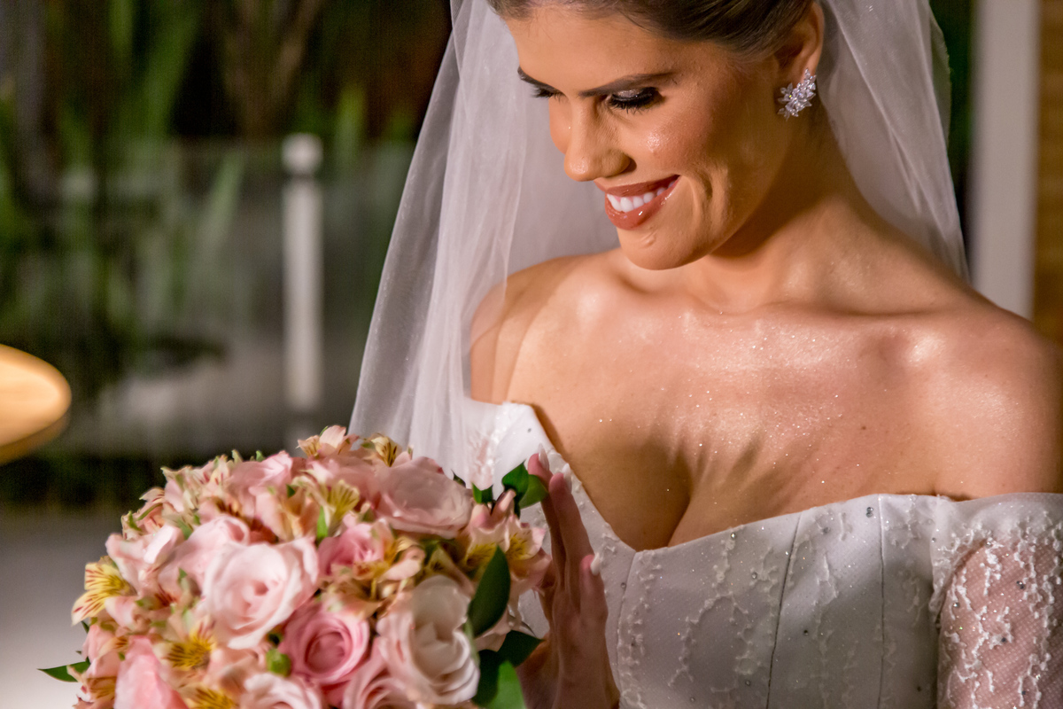 Making of da noiva registrando o momento de colocar os sapatos elegantes.