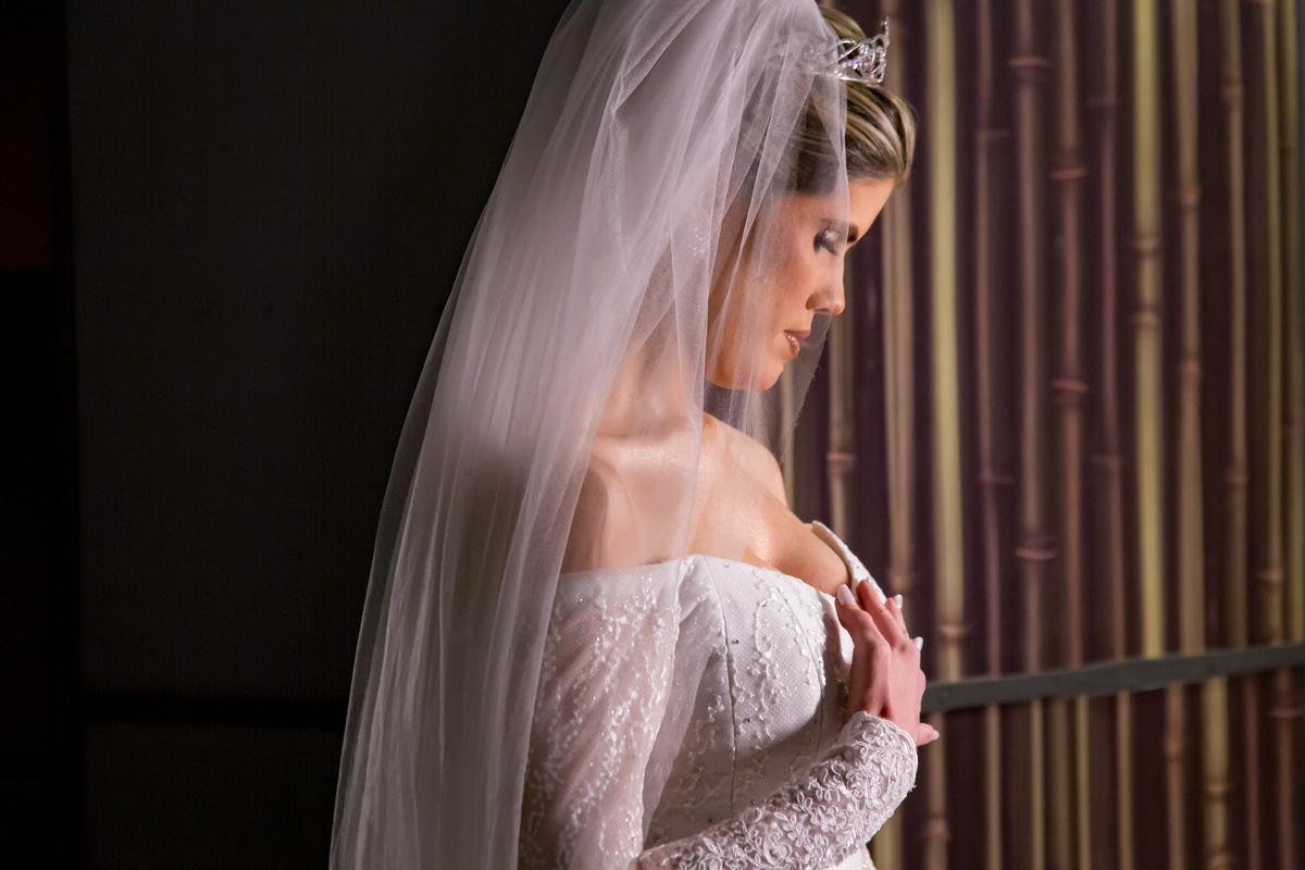 Maquiagem de noiva com olhos esfumados, criando um olhar marcante.