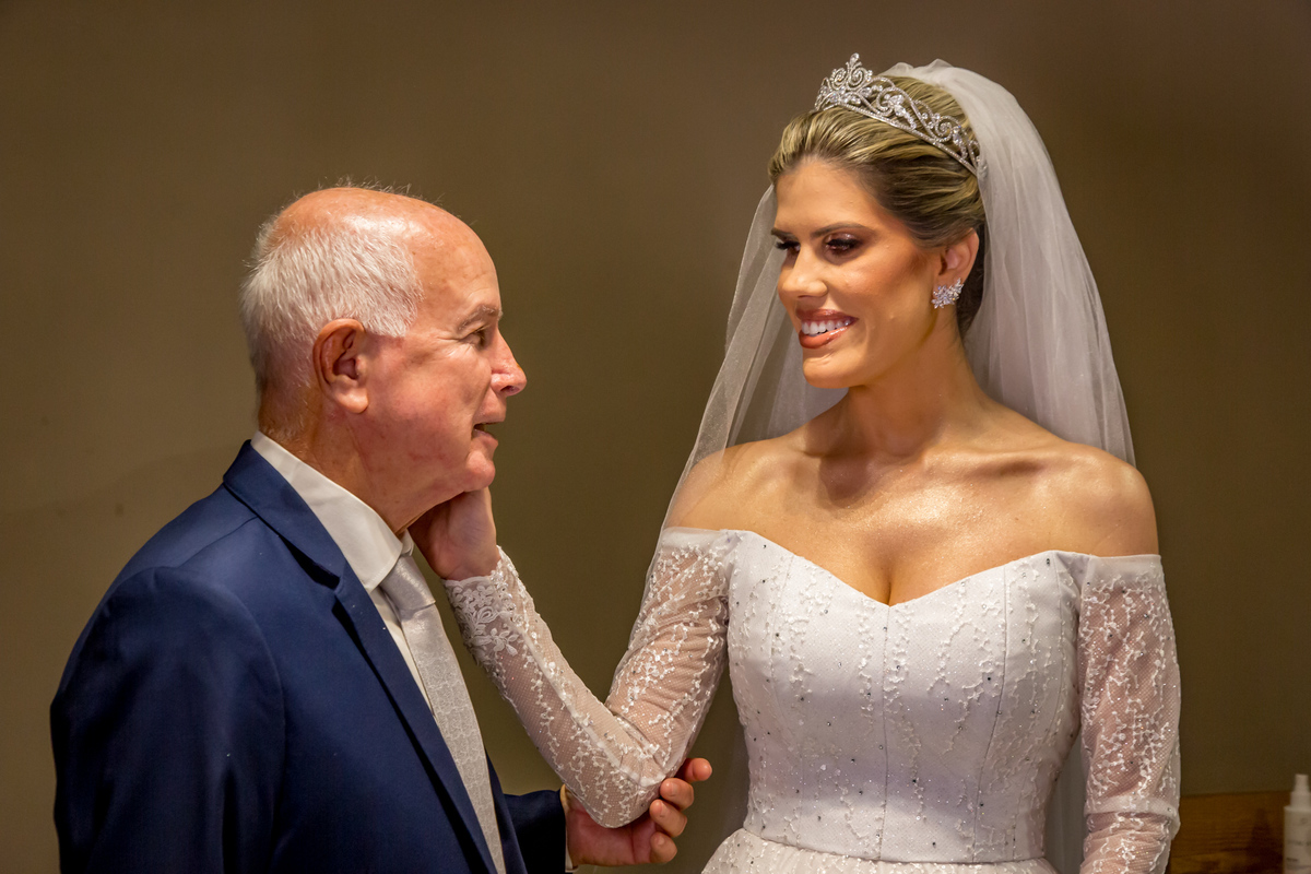 Making of da noiva capturando o momento de colocar as joias brilhantes. Noiva com o pai durante o making of em momento da noiva fazendo carinho no pai.