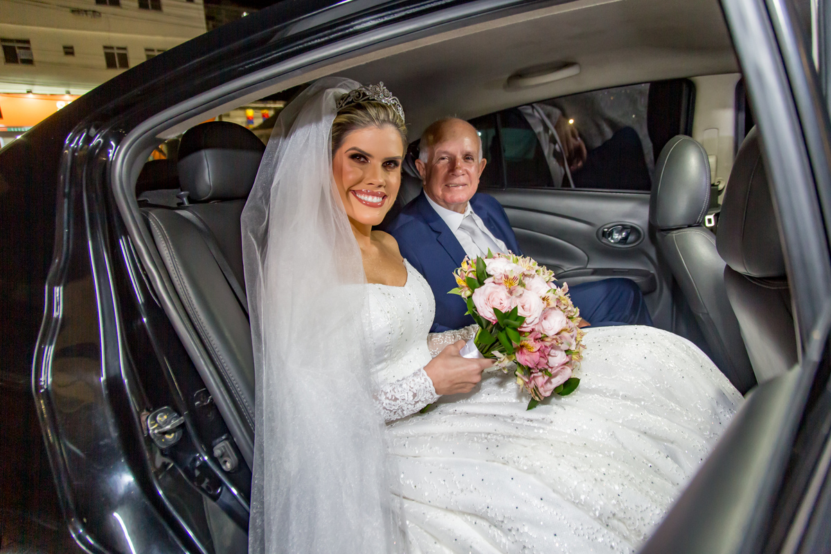 A fotografia de casamento no Espírito Santo transforma as fotos protocolares e os retratos na mesa do bolo em memórias inesquecíveis.
