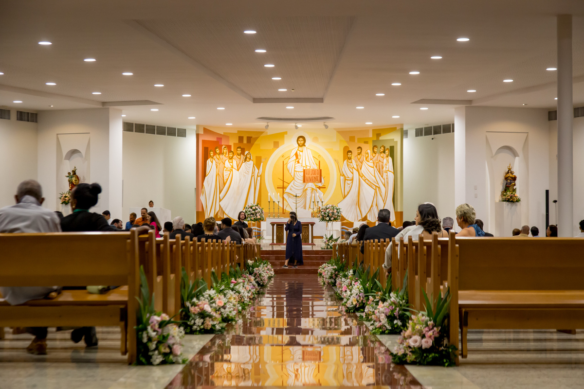 Noivos no altar compartilhando um beijo apaixonado após serem declarados casados.