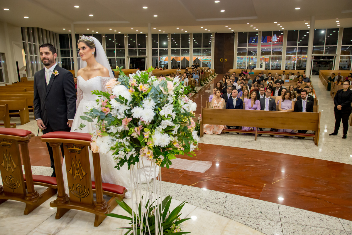 Cerimônia de casamento repleta de emoções, lágrimas de alegria e sorrisos sinceros.