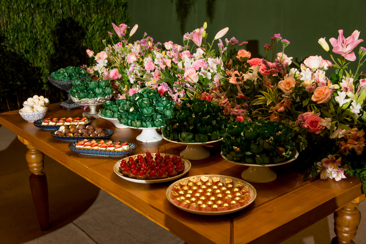 Doces de casamento finamente decorados, adicionando um toque de delicadeza à mesa de sobremesas.