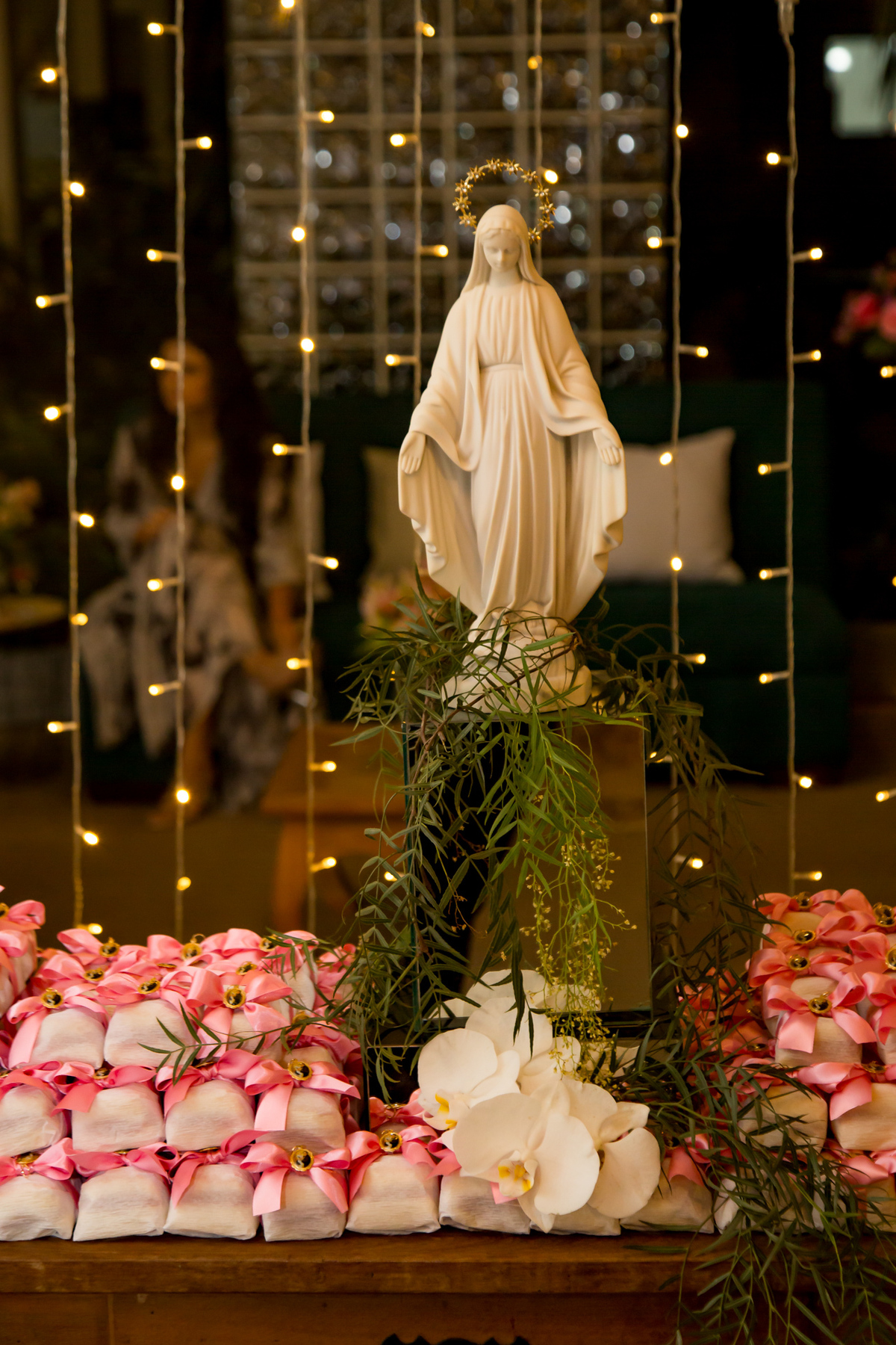 Centro de mesa com arranjos florais exuberantes, elevando a sofisticação da decoração.