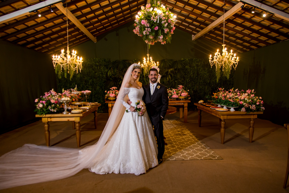 Um fotógrafo de casamento no ES especializado sabe como eternizar as fotos protocolares com familiares e os noivos em poses românticas na mesa do bolo.