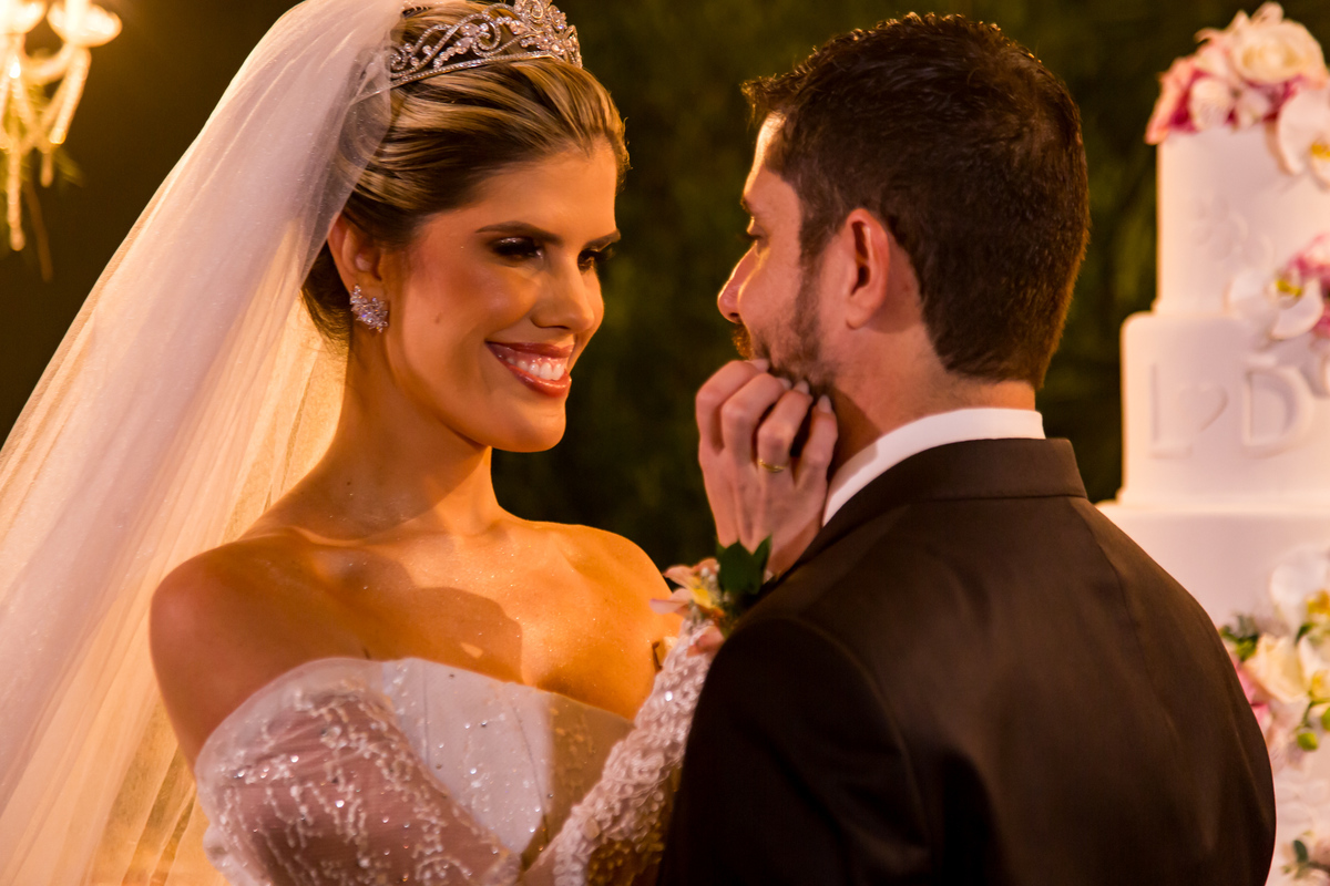 Os noivos brilham em retratos na mesa do bolo, com fotografia de casamento no Espírito Santo para eternizar o momento.