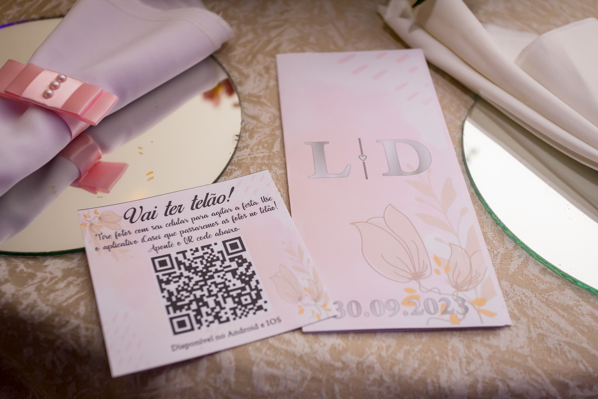 Iluminação ambiente suave realçando a decoração da festa de casamento.